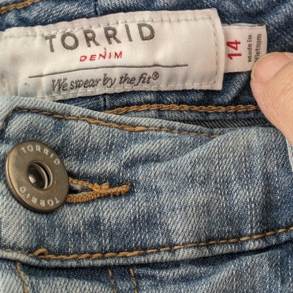 Torrid button fly light wash cut off jeans shorts, size 14 GUC - Picture 3 of 6